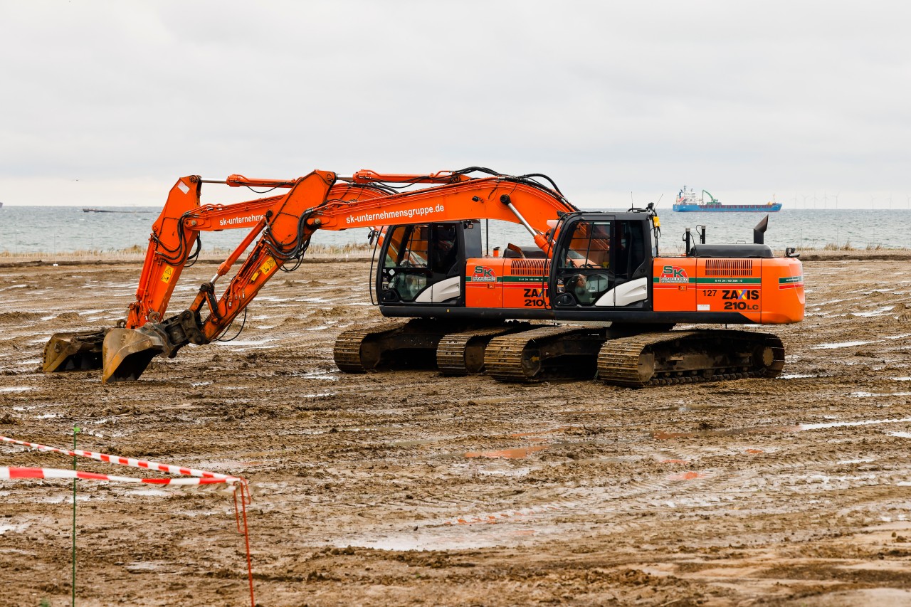 Ein Bagger steht auf der Baustelle des Tunnels auf Fehmarn. 