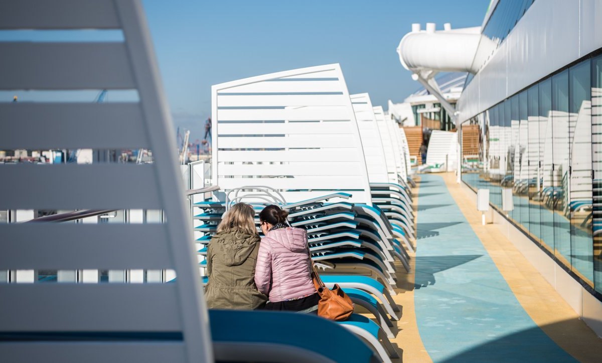 Frauen an Deck der Aida