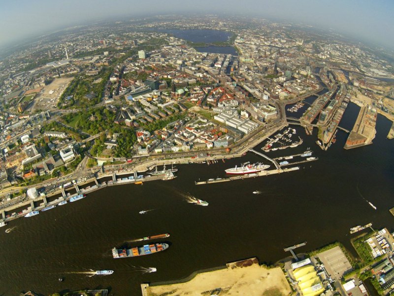 Hamburg Luftaufnahmen Elbphilharmonie.jpg