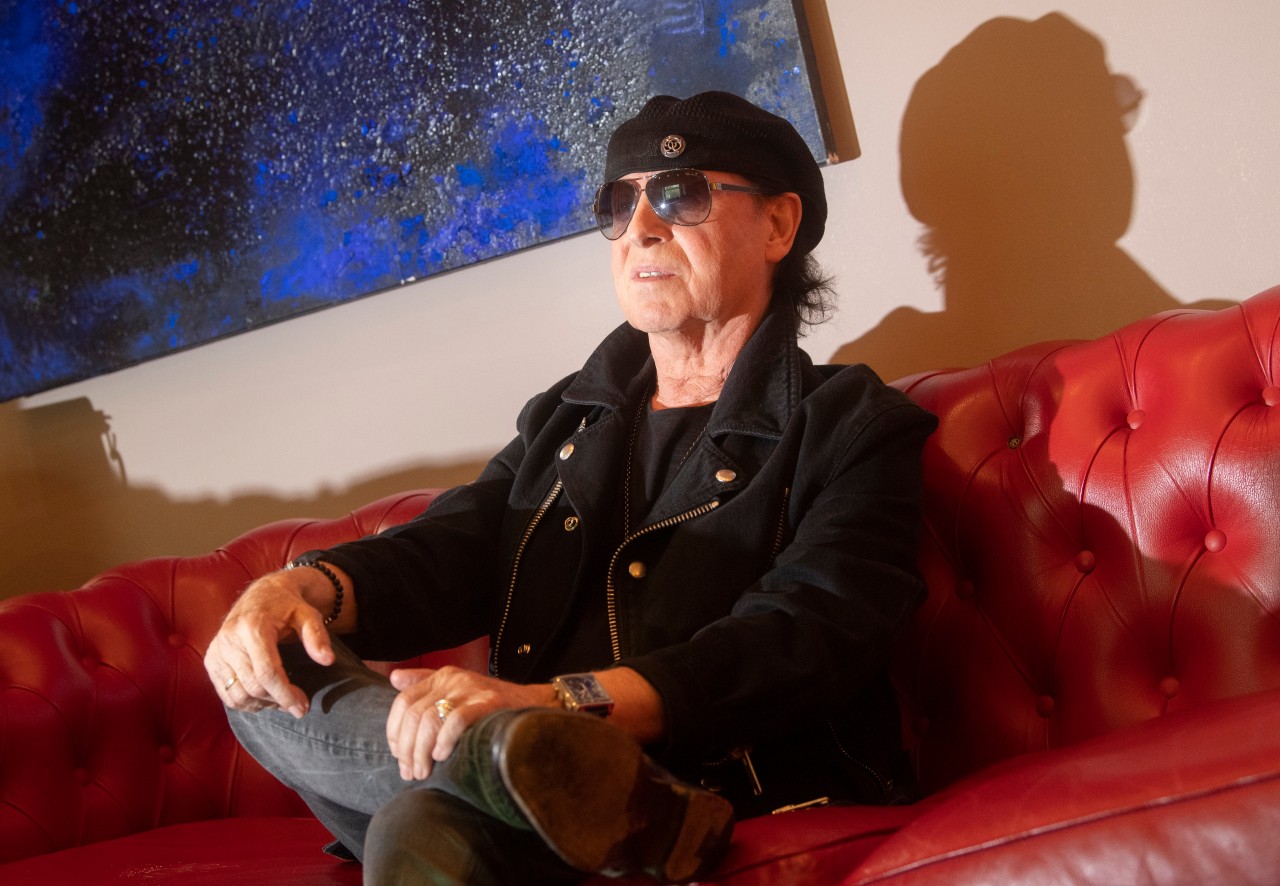 Lässig auf dem Sofa: Klaus Meine wird bei „3nach9“ im NDR so manche Geschichte auspacken. (Archivbild)