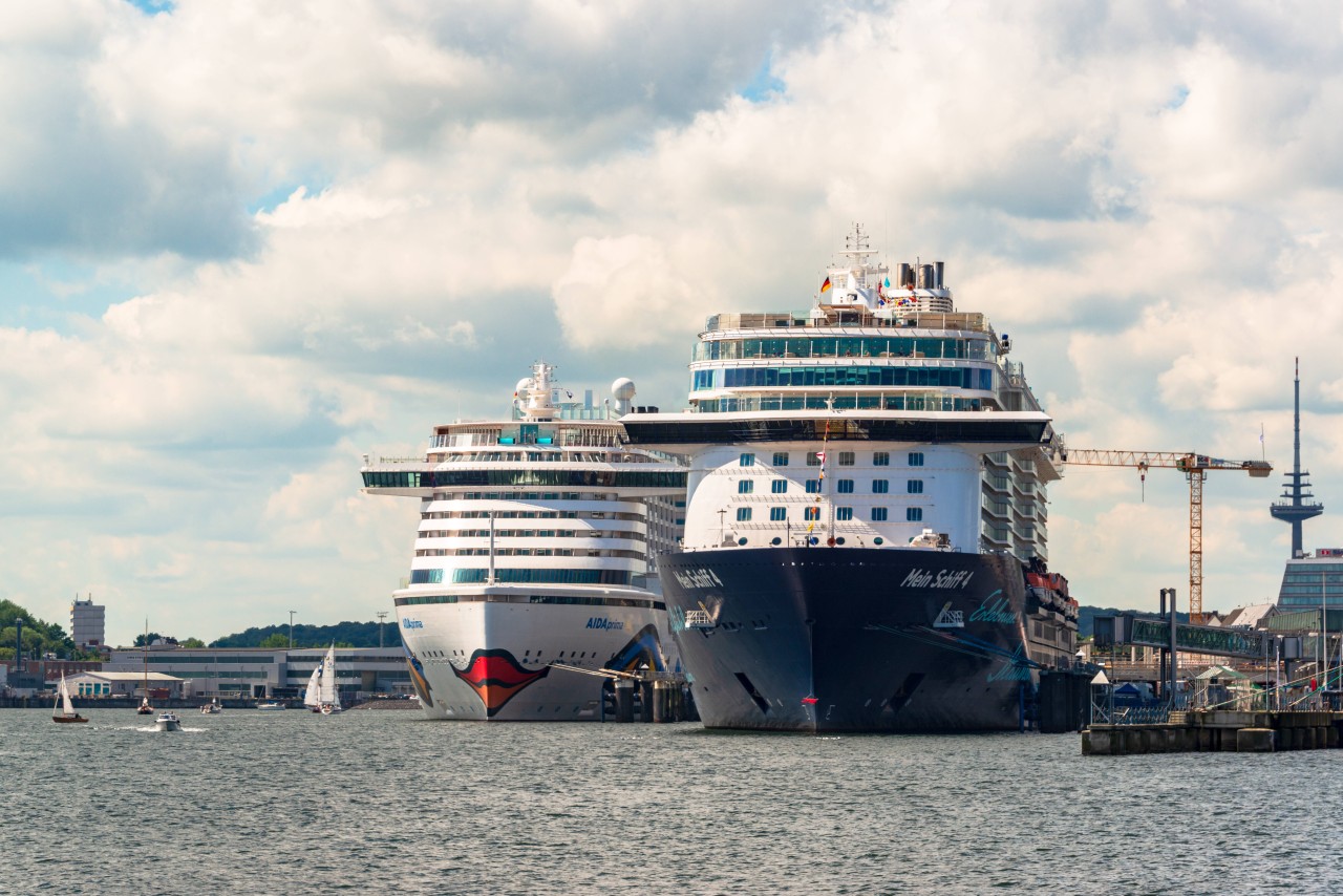 An einem Hafen haben sich ein Dampfer von „Aida“ und ein von „Mein Schiff“ getroffen (Symbolbild). 