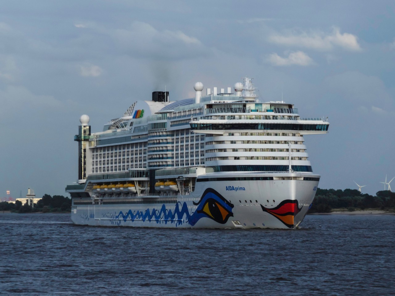 Die „Aida Prima“ in Hamburg