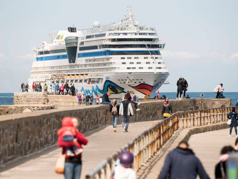 Aida Sol Warnemünde Auslaufen.jpg
