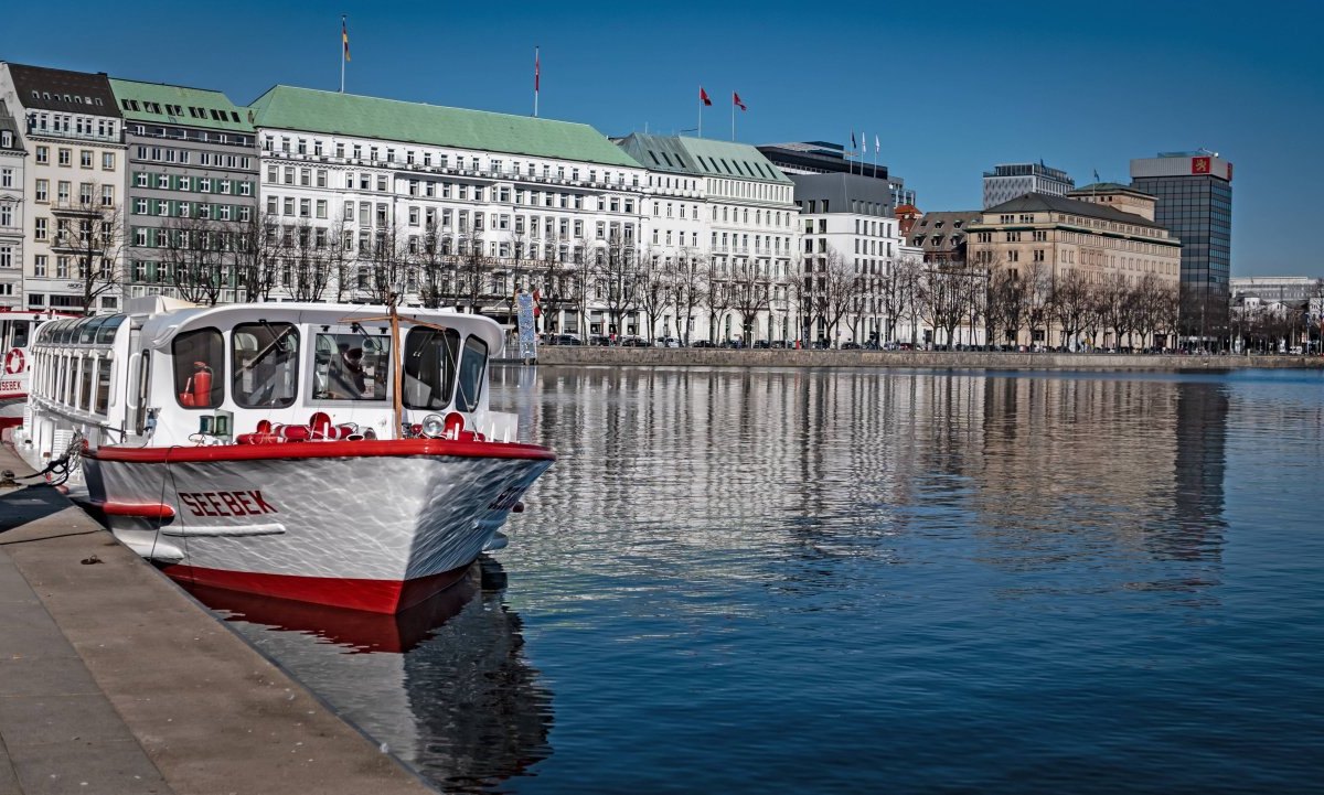 Binnenalster in Hamburg.jpg