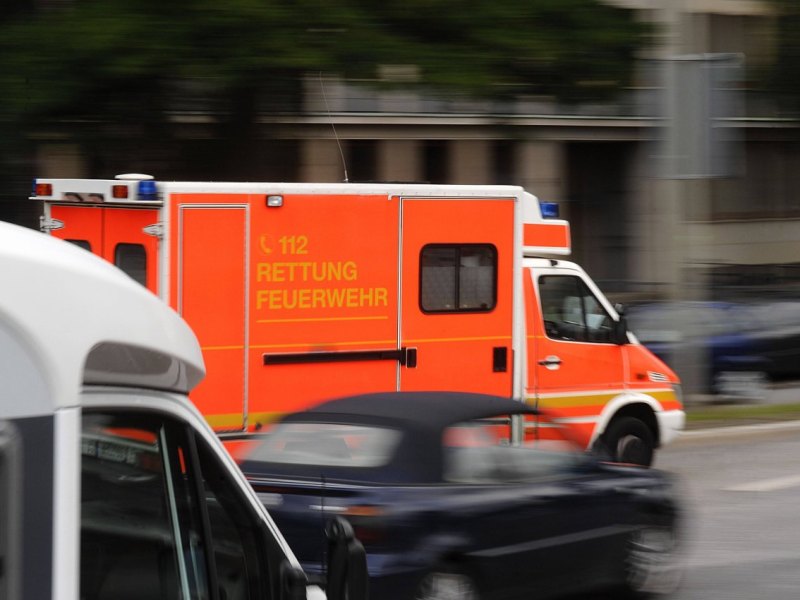 Bremen_Sanitäter_Rettungswagen.jpg