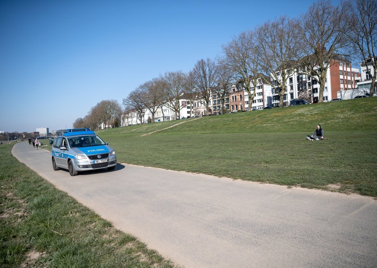 Bremen Streife Polizei Pferde.jpg