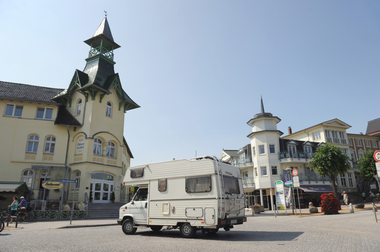 Camping auf Usedom: Ein Wohnmobil fährt durch Zinnowitz.
