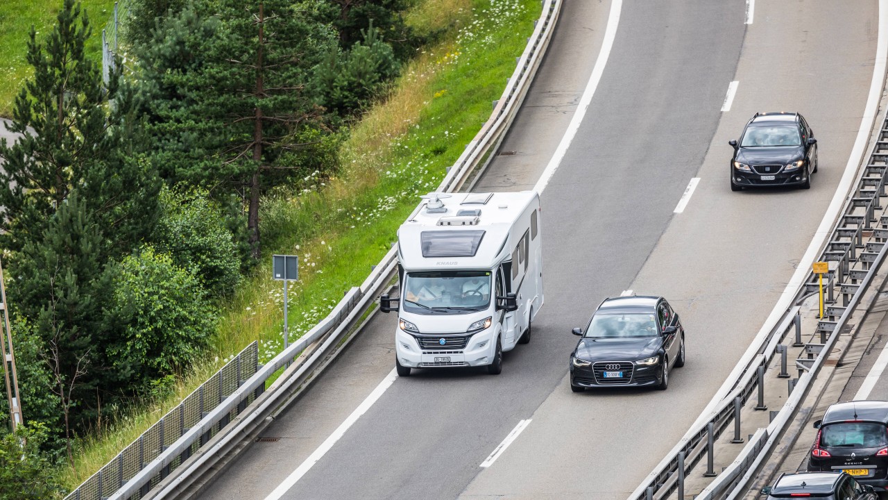 Auf der Autobahn wird ein Pärchen aus dem Emsland in einen Unfall verwickelt (Symbolbild). 