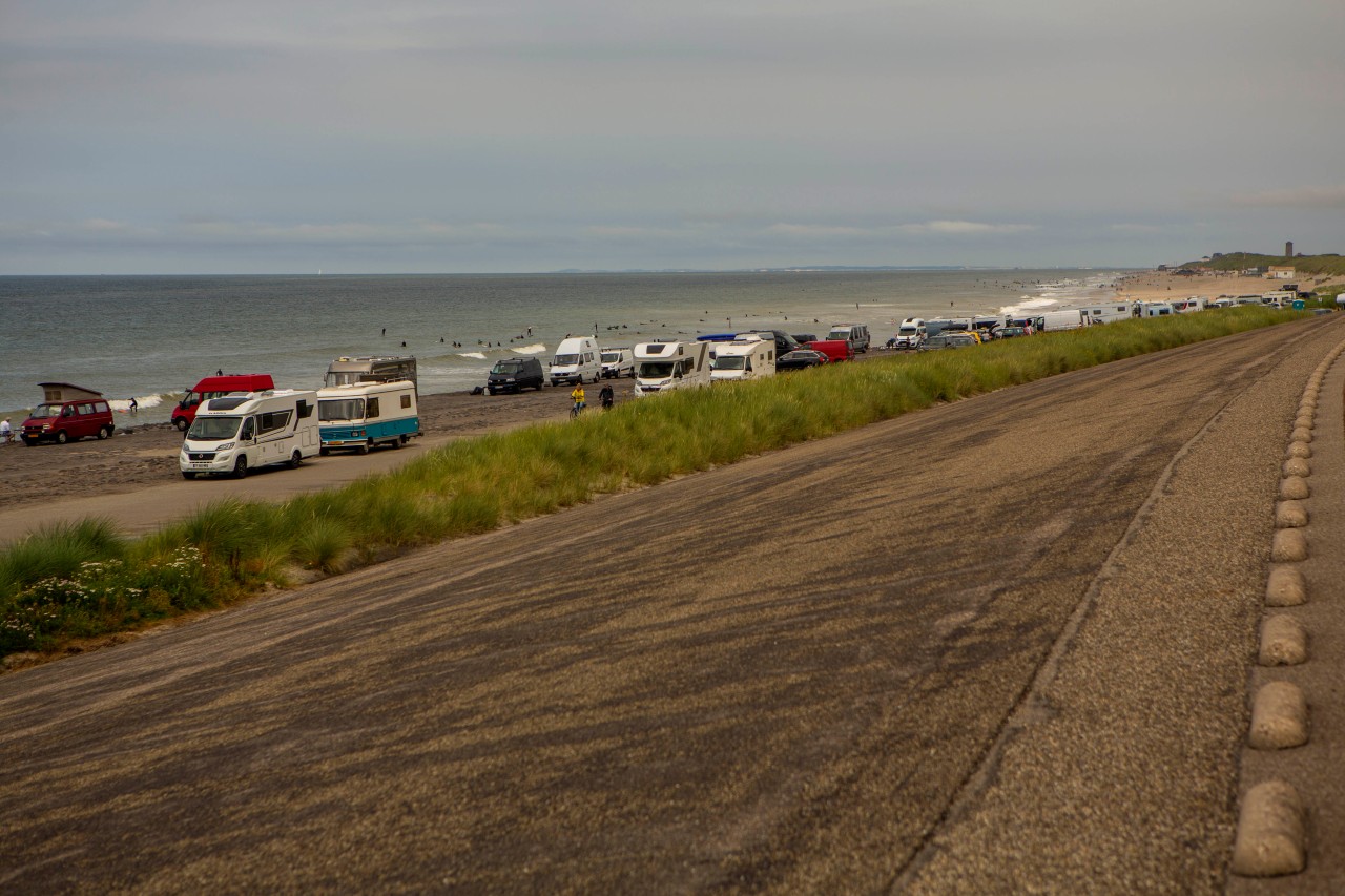 Camping: Wohnmobile parken an der Nordsee.