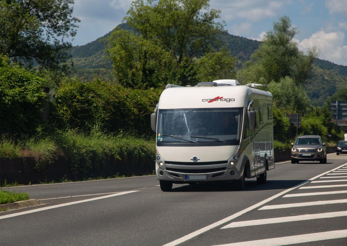 Camping Wohnmobil Autobahn.jpg