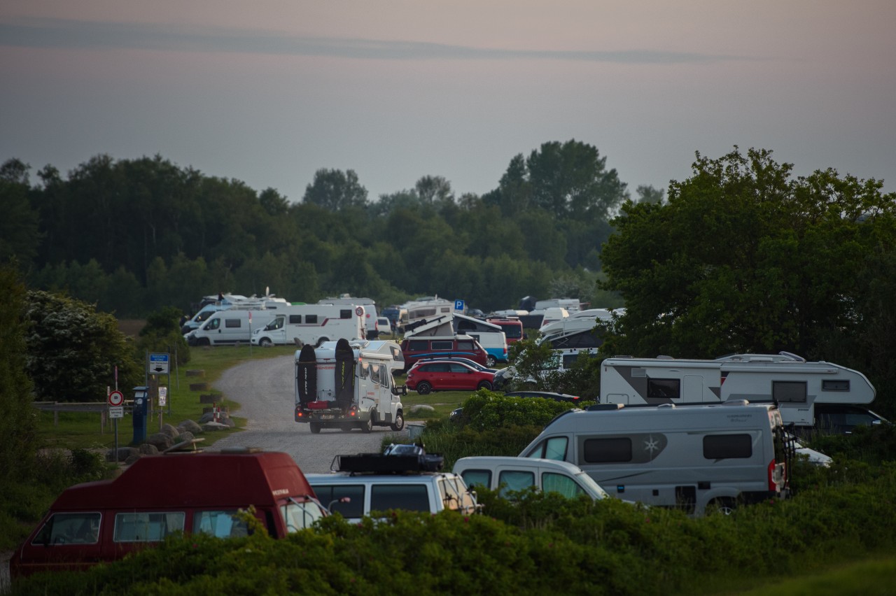 Camping: Ein Wohnmobil sucht sich auf einem Stellplatz in Heidkate in der Gemeinde Wisch an der Ostsee am Abend einen Stellplatz.