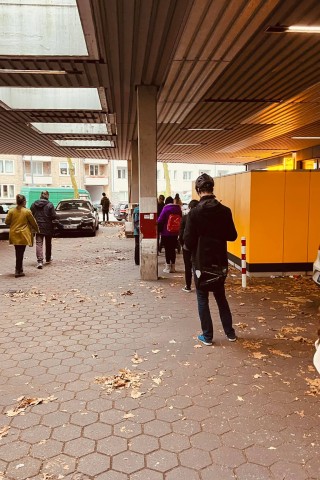 Deutsche Post: Schlange bis auf den Parkplatz in Hamburg-Altona.