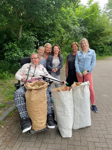 Die sechs Damen sammelten in Eckernförde fleißig Müll ein.