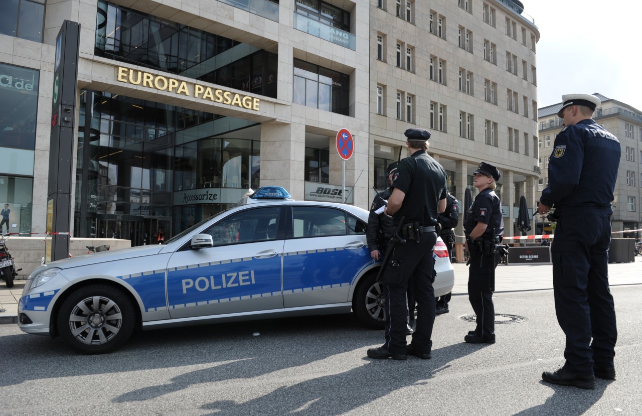 Polizei vor der Europa Passage in Hamburg (Archivbild)