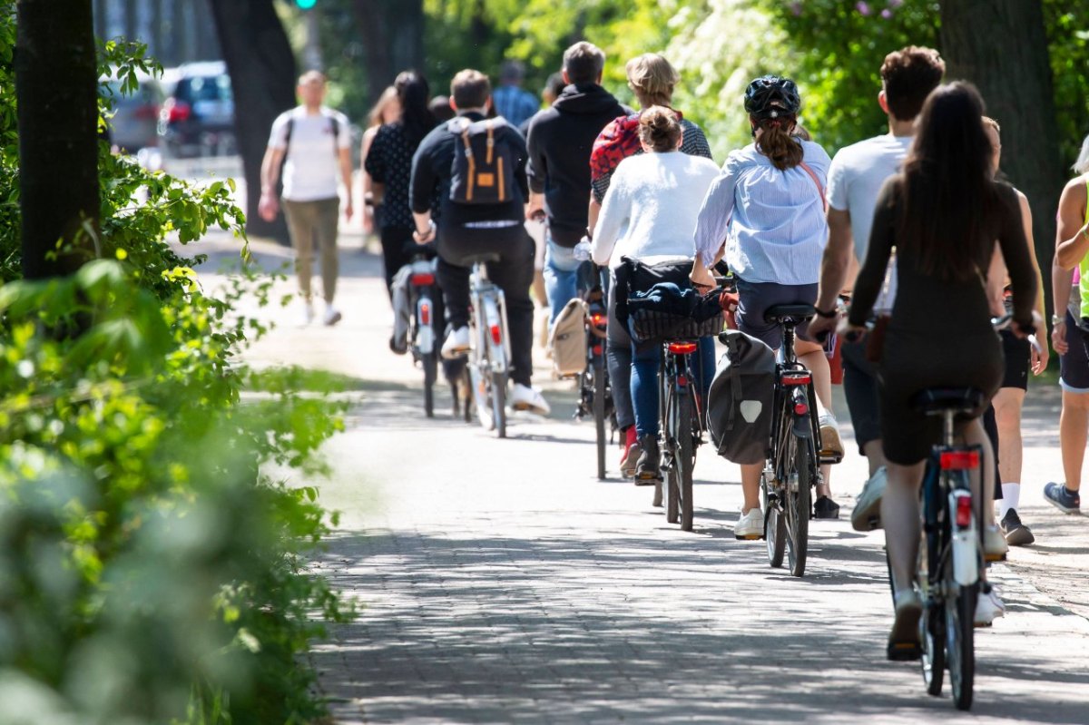 Fahrradfahrer Hamburg Alster.jpg