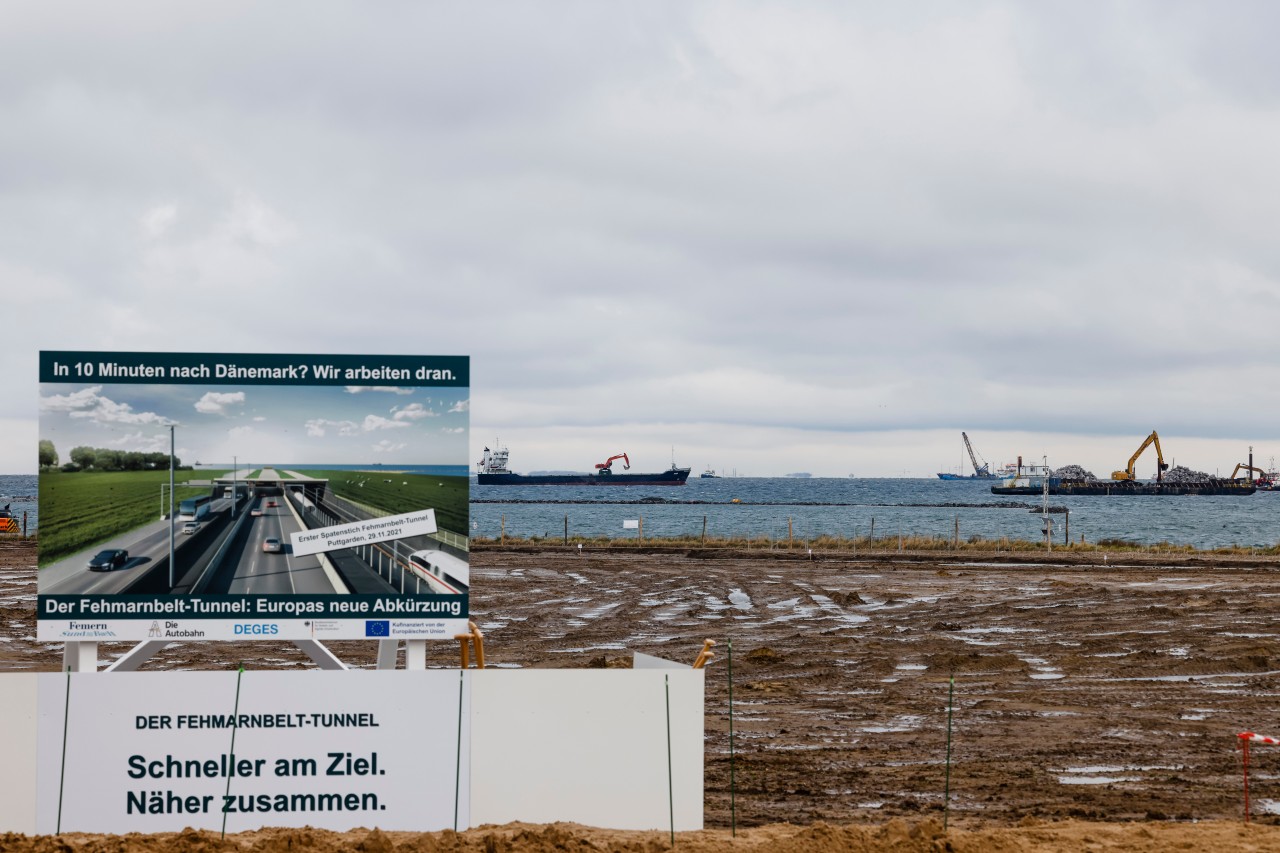 Auf Fehmarn haben die Bauarbeiten zum Belttunnel begonnen.