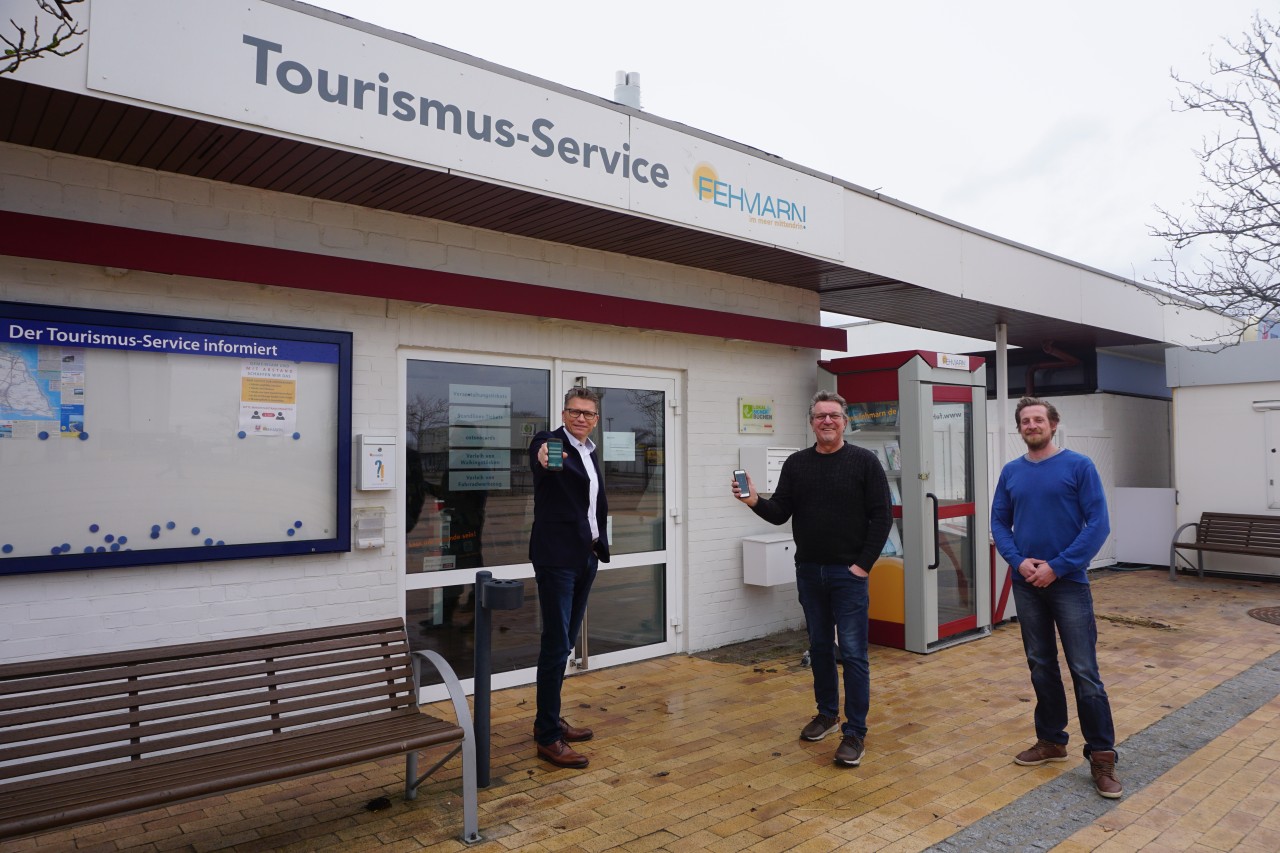 Tourismusdirektor Oliver Behncke, Kurabgabe-Koordinator Michael Haye und Björn Faltis (v.l.), Geschäftsführer der „Guide2 GmbH“, präsentieren die neue Kurkarten-App. 