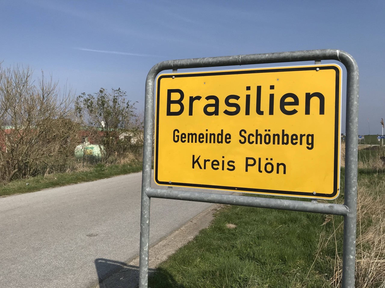 Ortsschild von Brasilien im Kreis Plön in Schleswig-Holstein.
