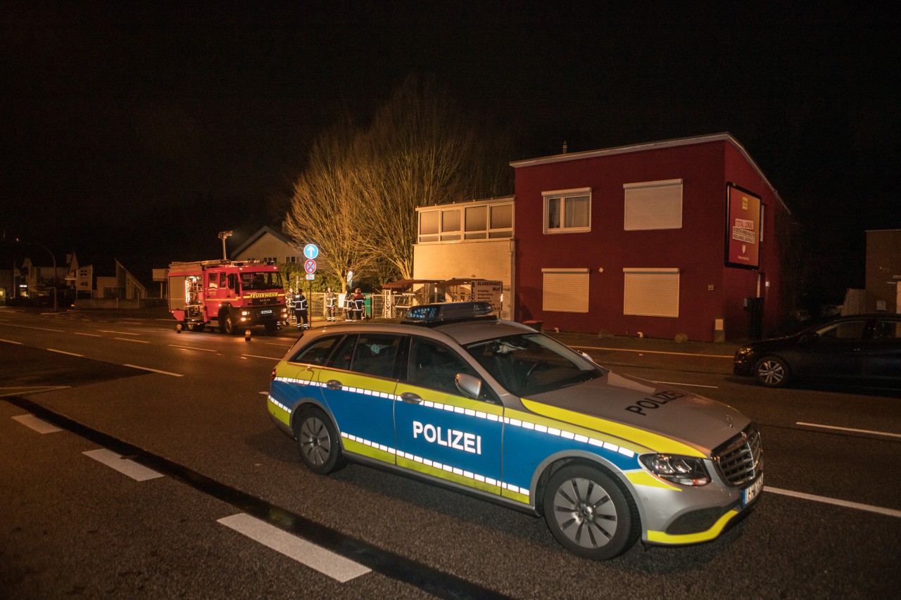 Feuerwehr und Polizei am Unglücksort in Hamburg