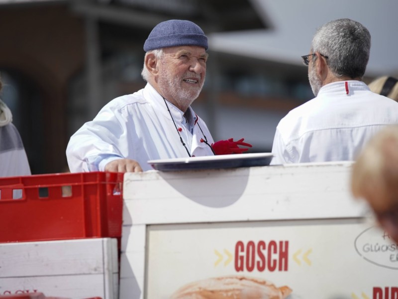 Jürgen Gosch erfolgreicher Inhaber, Unternehmer, Fischhänder und Visionär der gleichnamigen Marke Gosch an seinem Standort auf Sylt List in Kochjacke mit Firmenlogo., Gosch auf Sylt: „Sansibar“-Inhaber Herbert Seckler und seine Frau haben Angst. Dennoch laufe der Betrieb erst einmal normal weiter. (Symbolbild)