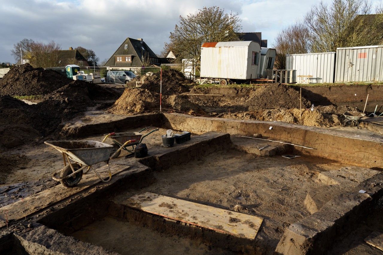 Die Grabungsstelle in Archsum auf Sylt im Sonnenlicht