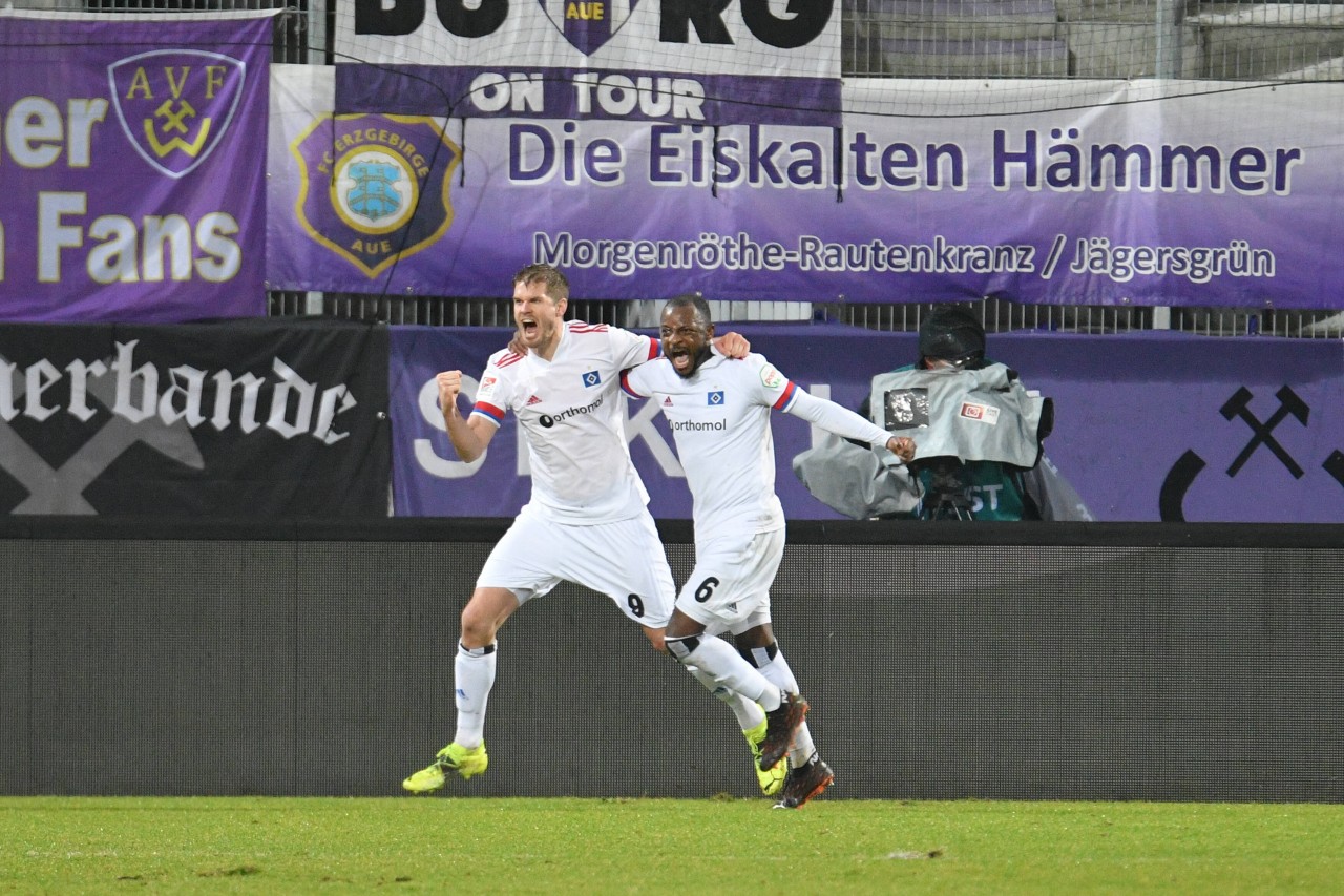 Simon Terodde lässt den HSV jubeln.