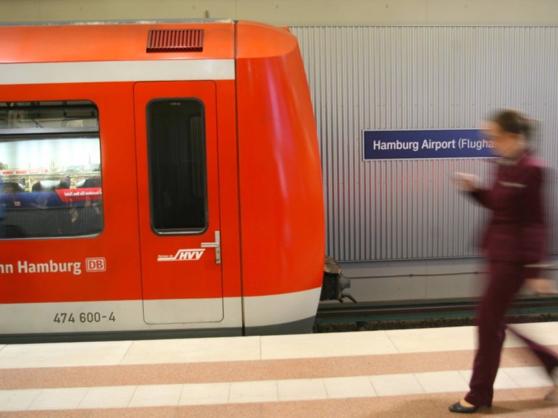 HVV S-Bahn Zuganzeiger Hamburg Airport Holstenstraße Jungfernstieg.jpg