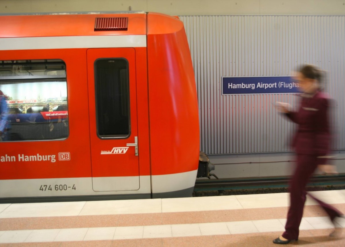 HVV S-Bahn Zuganzeiger Hamburg Airport Holstenstraße Jungfernstieg.jpg