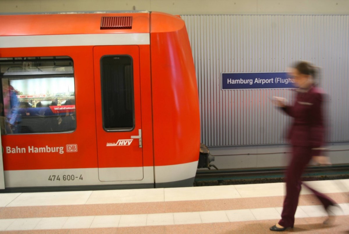 HVV S-Bahn Zuganzeiger Hamburg Airport Holstenstraße Jungfernstieg.jpg