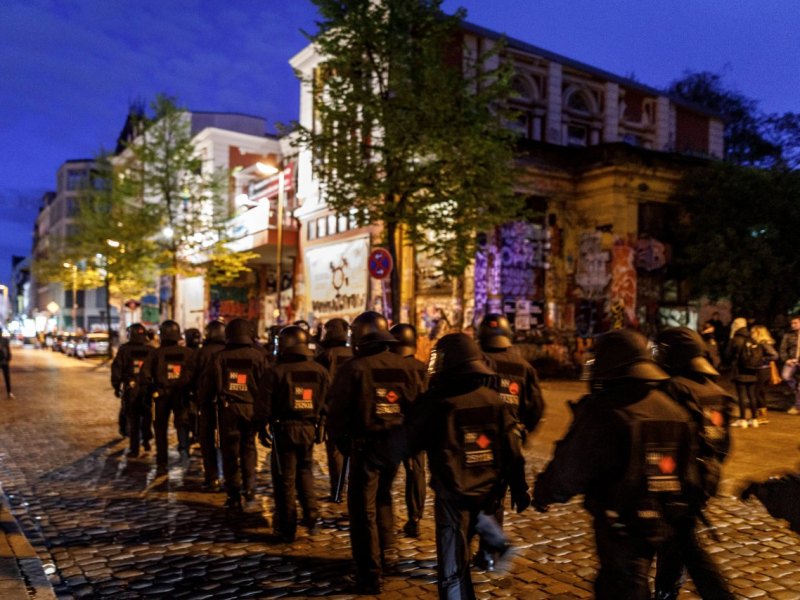 Hamburg 1.Mai Demonstration Sternschanze Schulterblatt Reeperbahn Jungfernstieg Coronavirus