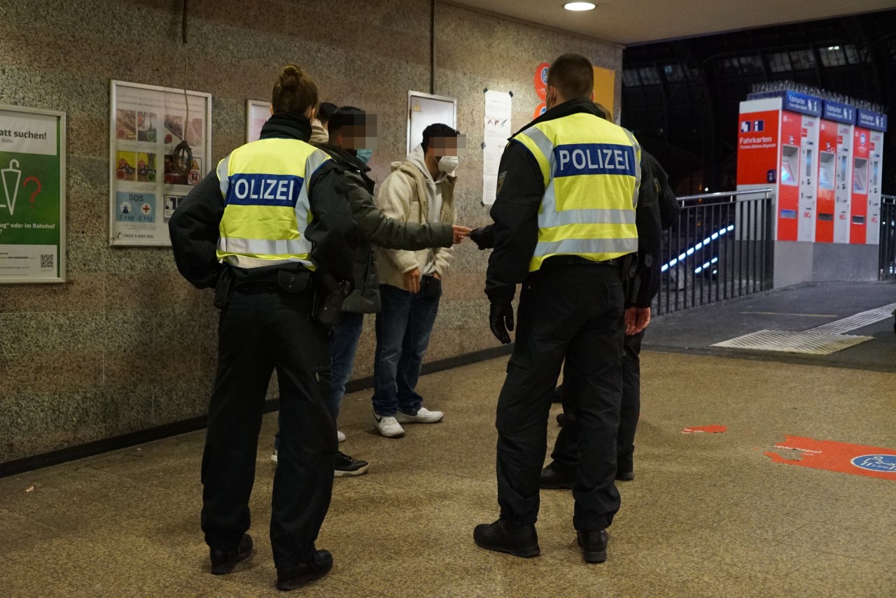 Die Bundespolizei kontrolliert Gäste des Hamburger Hauptbahnhofs. 