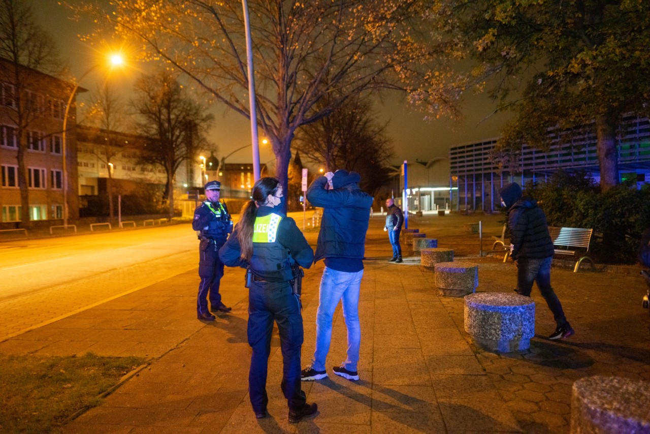 Die Polizei stellte mehrere Verdächtige in Hamburg.