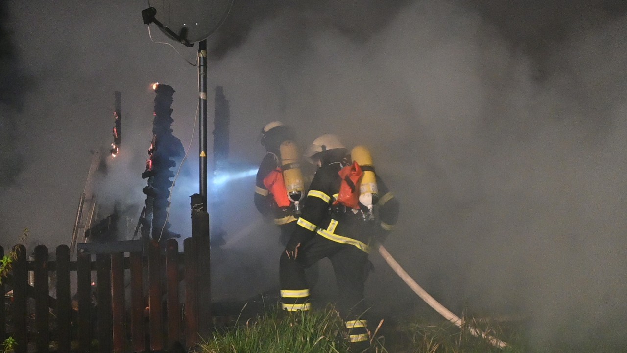 Die Feuerwehr Hamburg versucht den Brand zu löschen.