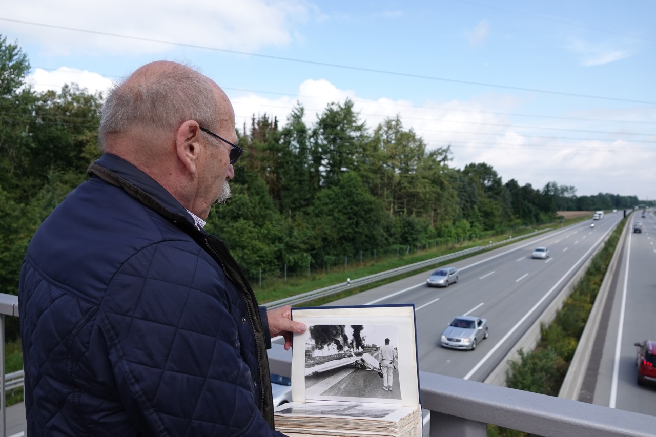 Manfred Maier steht auf einer Autobahnbrücke über der Autobahn A7, wo vor 50 Jahren ein Flugzeug bei der Notlandung verunglückte.