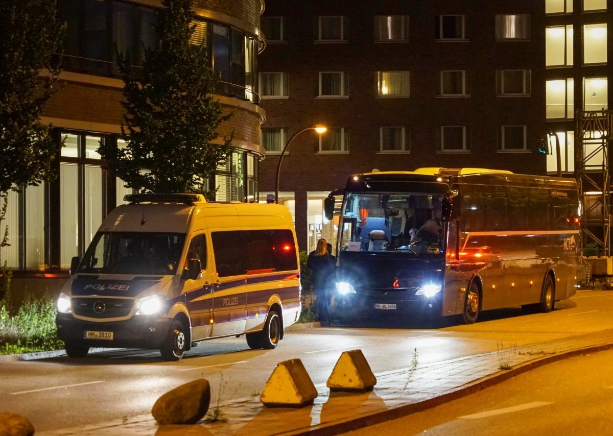 Hamburg Abschiebeaktion Polizei Ausländerbehörde.jpg