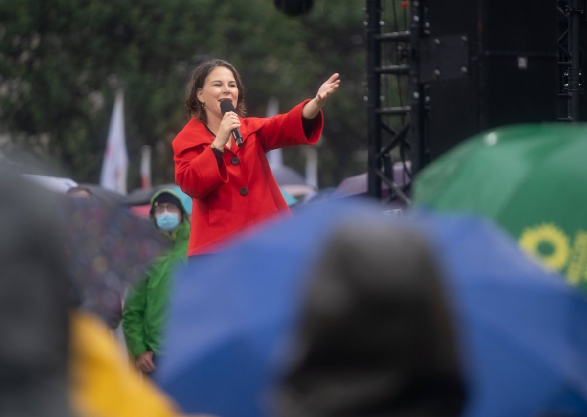 Hamburg Annalena Baerbock Jungfernstieg Wetter Grünen Partei Maske Pflegekräfte