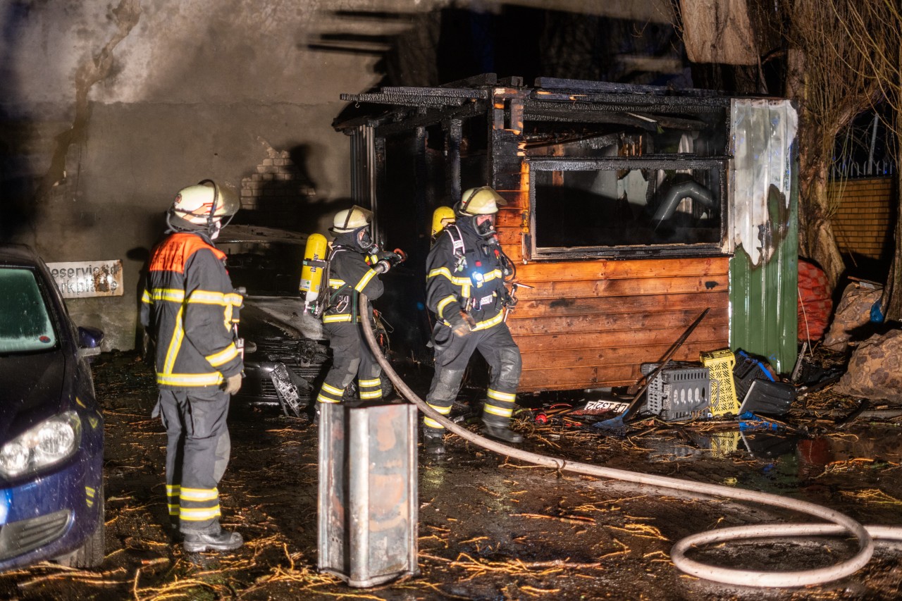 Die Feuerwehr in Hamburg rückte zu einem Brand aus. Ein Pavillon und ein Fahrzeug wurden komplett zerstört. 