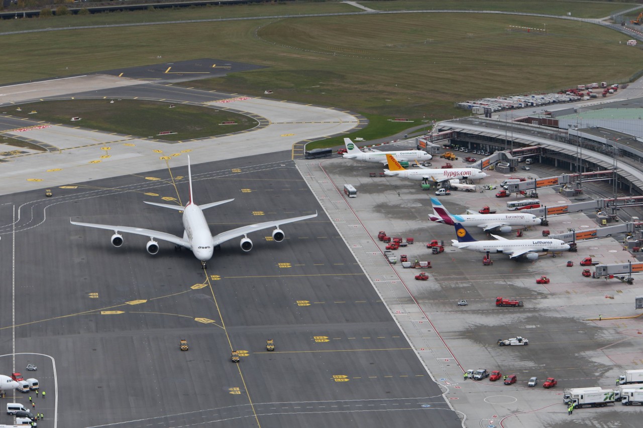 Der Airport Helmut Schmidt in Hamburg von oben.