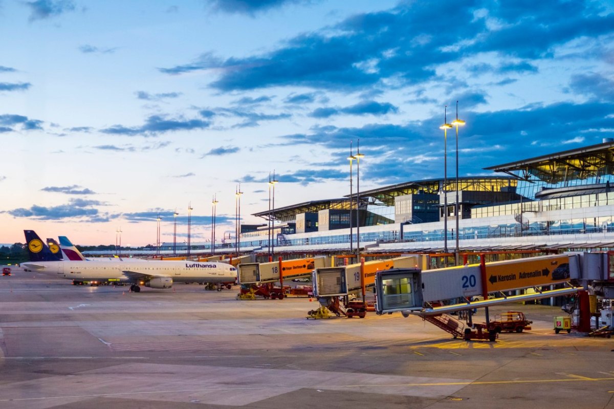 Hamburg Flughafen Airport Skytrax Award.jpg