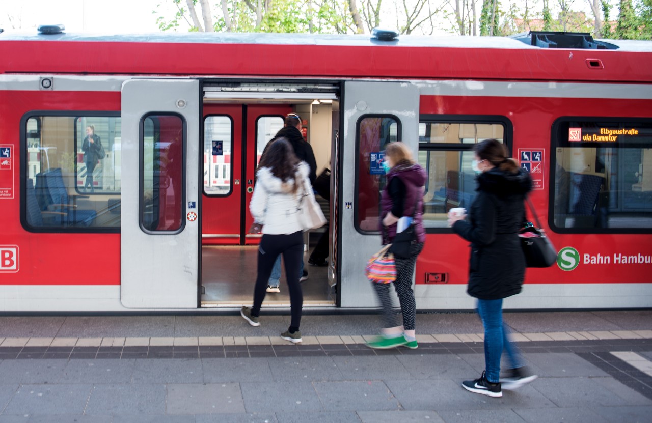 Hamburg: Für Schüler gilt im HVV in den Ferien eine Extra-Regelung.