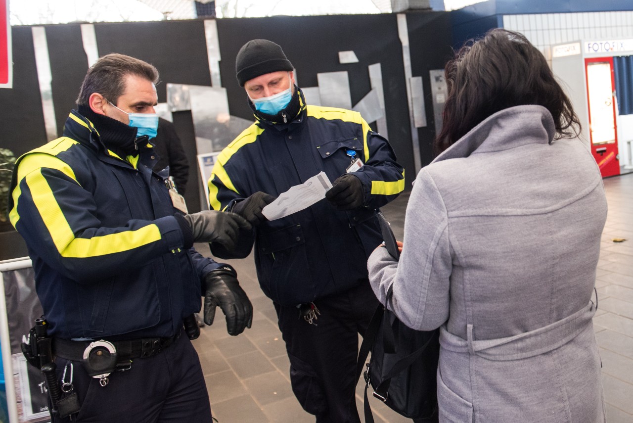 Hamburg: Mitarbeiter der Hochbahn-Wache kontrollieren die Einhaltung der 3G-Regeln.