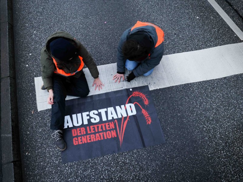 Hamburg Hafen A7 Aufstand der letzten generation protest Verkehr stau.jpg.jpg
