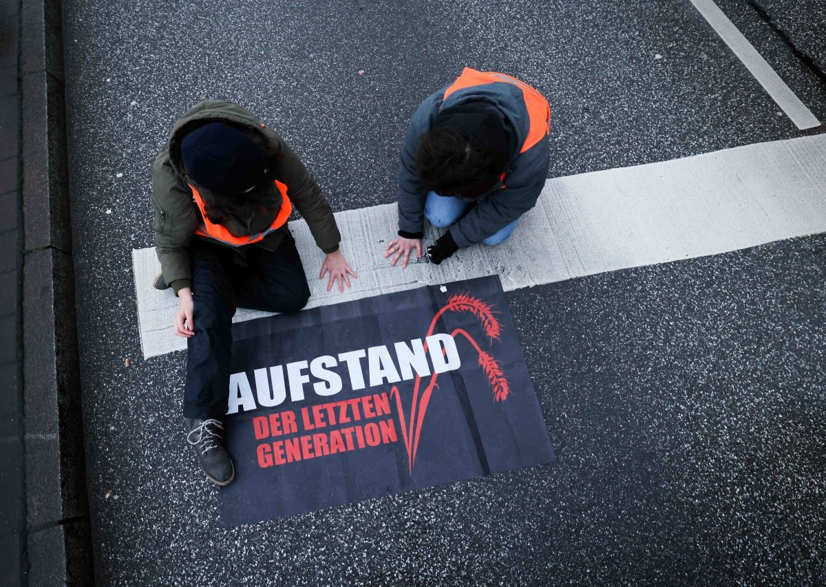 Hamburg Hafen A7 Aufstand der letzten generation protest Verkehr stau.jpg.jpg