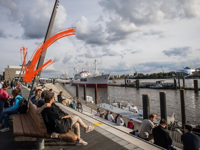 Hamburg_Hafencity_Landungsbrücken.jpg
