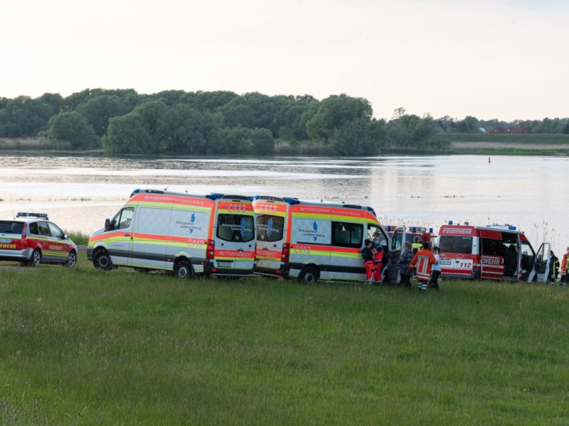 Hamburg Harburg Elbe Damm Überflutung Ebbe Flut Feuerwehr