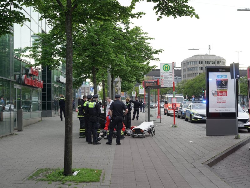 Hamburg Hauptbahnhof Adenauerallee ZOB lebloser Mann Polizei Feuerwehr