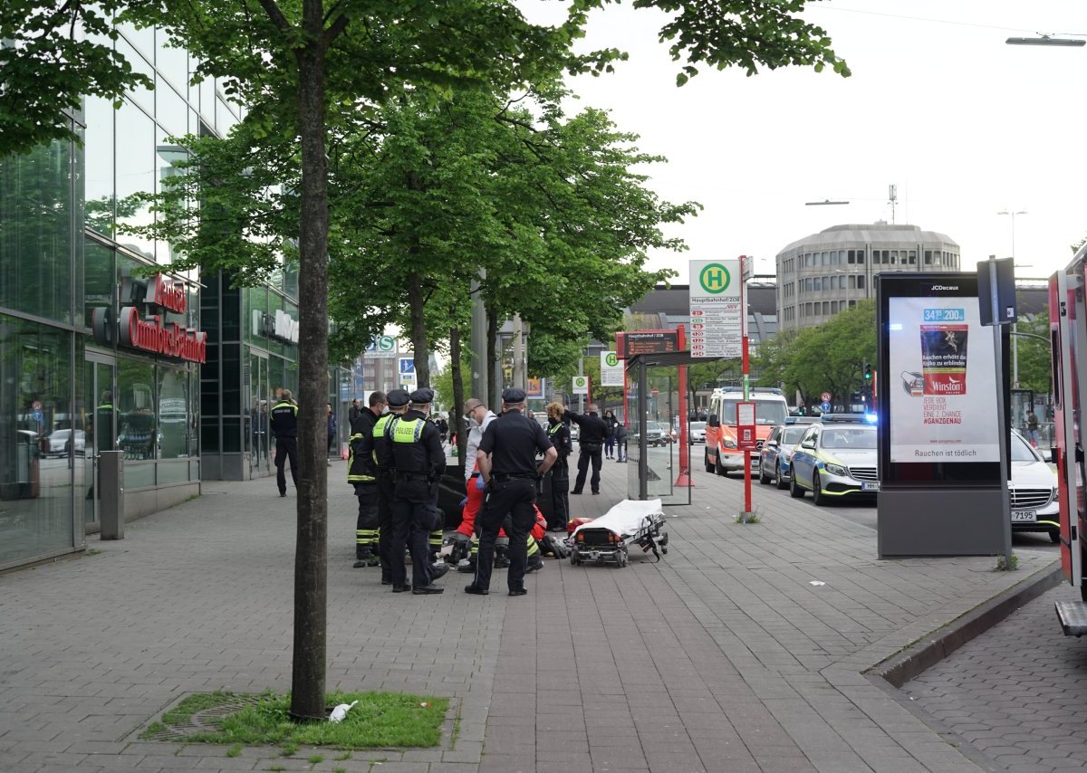 Hamburg Hauptbahnhof Adenauerallee ZOB lebloser Mann Polizei Feuerwehr