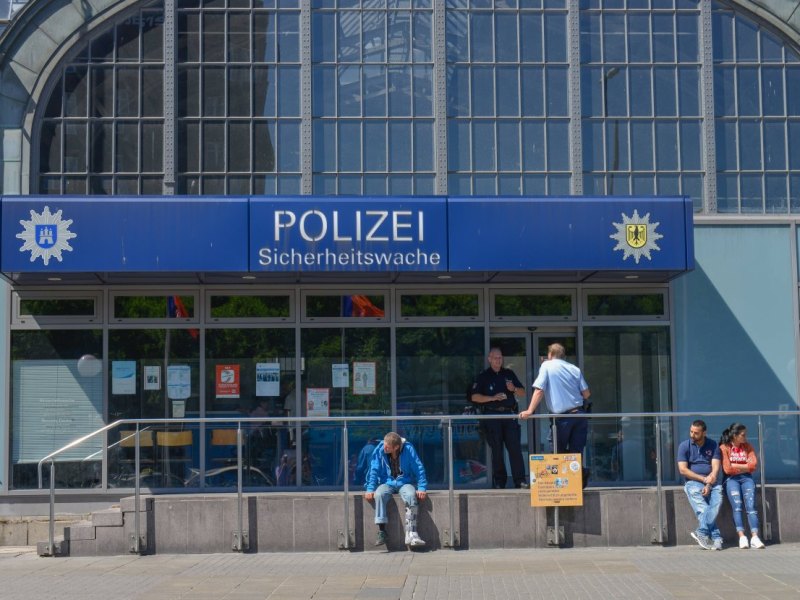 Hamburg Hauptbahnhof Sicherheitswache.jpg
