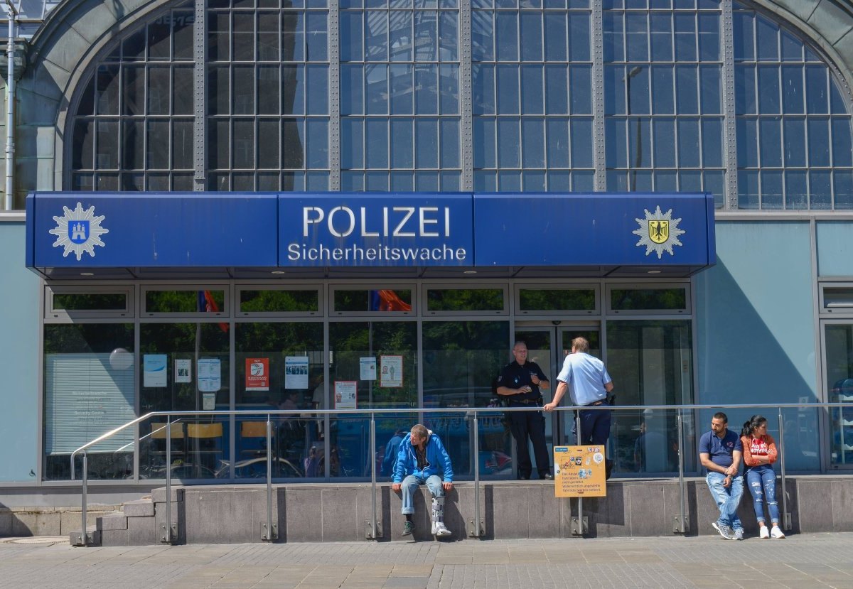 Hamburg Hauptbahnhof Sicherheitswache.jpg