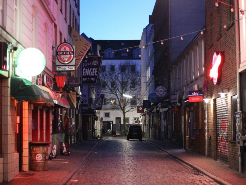 Hamburg Kiez St. Pauli Reeperbahn Eve Champagne Pulverfass Olivia Jones Corona Lockdown